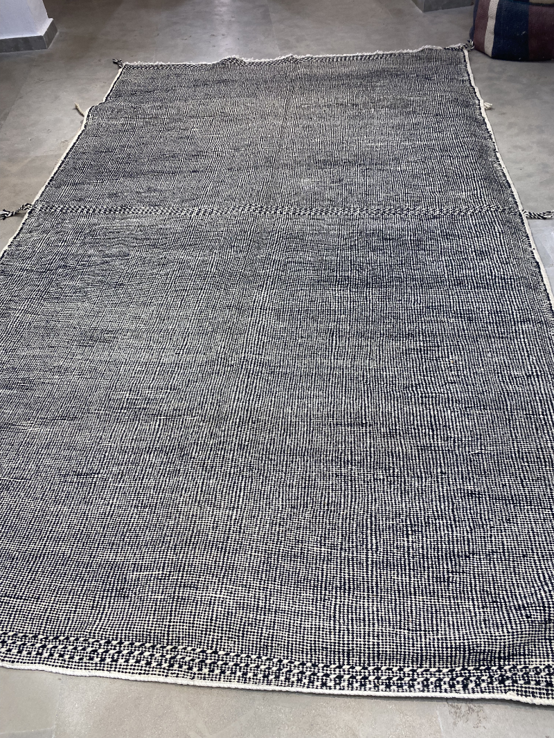 Zanafi black white minimalism